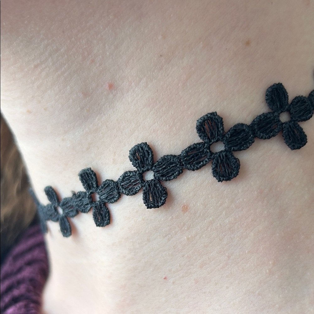 Black Floral Lace Choker Necklace - Women Jewelry - Picture 2 of 3